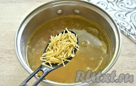 Следом выкладываем в кастрюлю вермишель и сразу перемешиваем, даём закипеть и уменьшаем огонь. Варим куриный суп с вермишелью без картошки 5-7 минут (или следуем указаниям по приготовлению на упаковке производителя вермишели). Суп получается в меру густым.