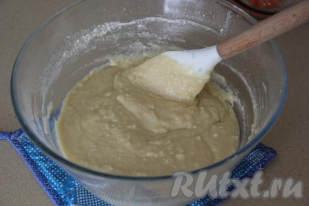 Перемешать тесто лопаткой до однородного состояния.&nbsp;