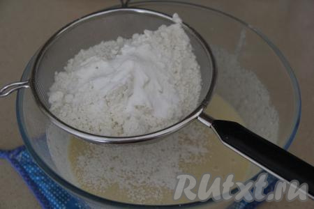 В получившуюся смесь просеять муку, разрыхлитель и соль.&nbsp;