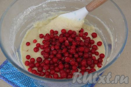 Тесто получится не очень густым. Всыпать подготовленные ягоды, перемешать.