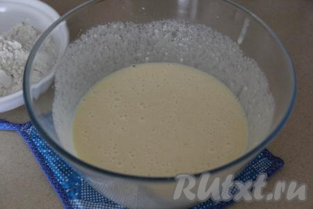 Добавить сметану и перемешать на низкой скорости миксера. Всыпать манку и перемешать.&nbsp;