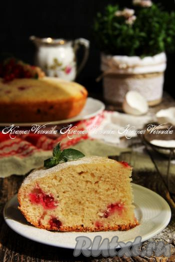 Переложить вкусный, аппетитный, пышный манник с ягодами из чаши мультиварки на тарелку, дать остыть, нарезать и подать к чаю. Благодаря тому, что замешивается этот пирог на сметане, получается он нежнейшим.&nbsp;