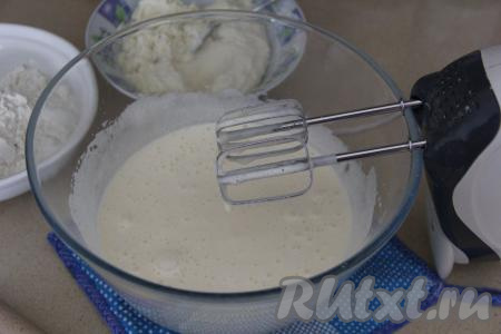 Для этой выпечки можно взять любые ягоды. Свежие ягоды нужно промыть водой, отделяя от веточек и листочков, затем обсушить их немного. Из ягод с крупными косточками (например, вишня, черешня) предварительно косточки нужно удалить. Если готовите с замороженными ягодами и на них нет льда, значит их можно заранее не размораживать. Если же на замороженных ягодках много льда, тогда разморозьте их при комнатной температуре и лишнюю воду слейте. Для замешивания теста для манника нужно яйца разбить в объёмную миску. С помощью миксера яйца взбить с сахаром и ванилином до получения пышной и светлой массы (я взбивала ручным миксером минут 7).&nbsp;