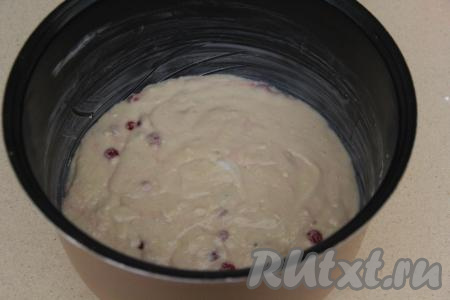 Чашу мультиварки смазать маслом и выложить тесто.&nbsp;