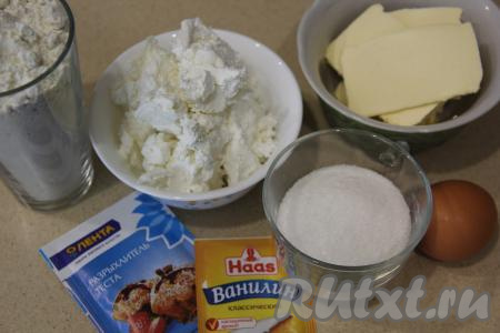 Подготовить продукты для приготовления печенья "Уголки" из творога с сахаром. Сливочное масло нужно заранее достать из холодильника, чтобы оно размягчилось при комнатной температуре.