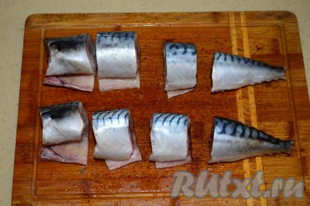 Разрежьте каждую скумбрию на 4-5 порционных кусочков.