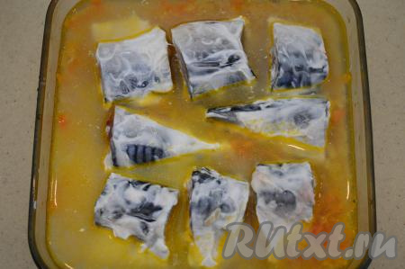 В форму влейте воду комнатной температуры, посолите и выложите сверху кусочки скумбрии.