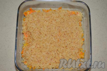 Выложите рис на овощи.