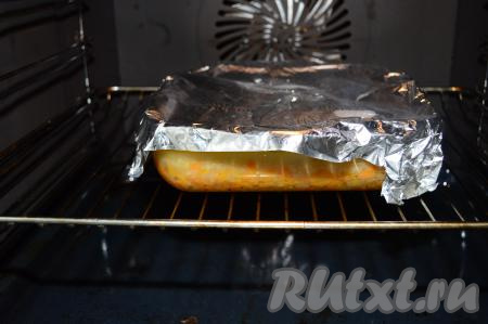 Форму накройте фольгой и отправьте скумбрию с рисом и овощами в духовку, разогретую до 200 градусов, примерно, на 1 час.