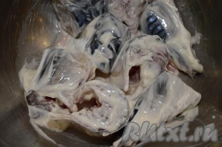 Кусочки скумбрии посолите, поперчите, смажьте сметаной со всех сторон и отправьте промариноваться в холодильник на время, пока занимаетесь подготовкой остальных составляющих этого блюда.