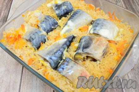 Готовность блюда определяйте по рису - рисинки должны стать мягкими, рассыпчатыми. Достаньте форму с готовым блюдом из духовки.