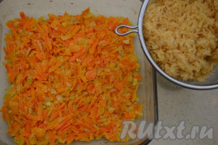 Включите разогреваться духовку. Обжаренные овощи переложите в форму для запекания. Отдельно в проточной воде хорошо промойте рис (я использовала пропаренный рис). В процессе промывания из риса вымывается лишний крахмал, поэтому промытый рис получается более рассыпчатым.
