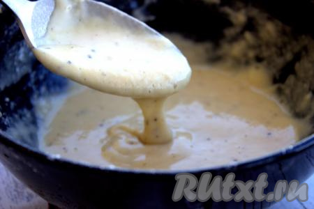 По консистенции кляр для шницеля из индейки должен быть, как густая сметана (как показано на фото). Если кляр получился недостаточно густым, добавьте ещё 0,5 столовой ложки муки.