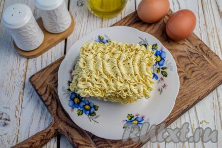 Достаньте лапшу из упаковки и подготовьте остальные ингредиенты.