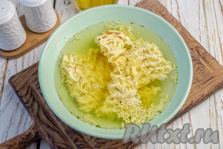 Залейте лапшу со специями крутым кипятком так, чтобы вода полностью покрыла лапшу. Накройте сверху тарелкой и оставьте запариться минут на 5-7.