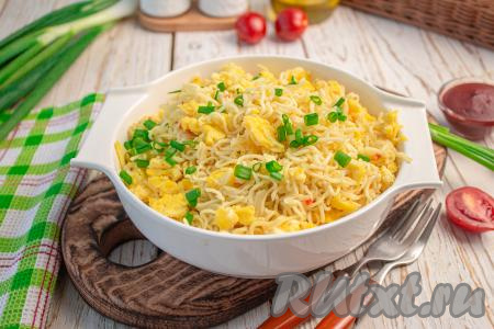 Подавайте лапшу "Доширак" с яйцами сразу, сняв со сковороды и присыпав зеленью.