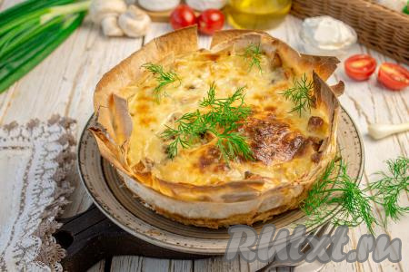 Достаньте форму с готовым пирогом из духовки, оставьте в форме минут на 10-15, а затем аккуратно выньте и переложите на блюдо. Дайте пирогу остыть.