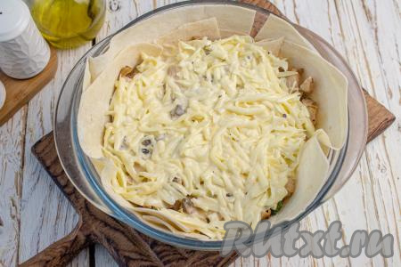 Поверх начинки влейте заливку. Пирог с курицей и грибами из лаваша поставьте выпекаться в заранее разогретую  до 180-190 градусов духовку минут на 30.