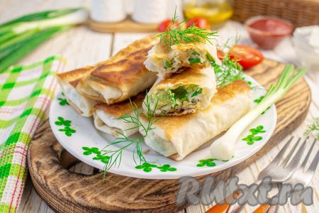 Аппетитные, вкусные, сытные рулетики из лаваша с сочной, яркой начинкой из яиц и зелёного лука подавайте тёплыми или остывшими.
