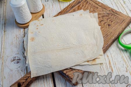 Ножницами нарежьте лаваш на прямоугольники размером 18 сантиметров на 15 сантиметров. У меня получилось 9 заготовок. По желанию, можете нарезать лаваш на прямоугольники чуть большего размера.&nbsp;