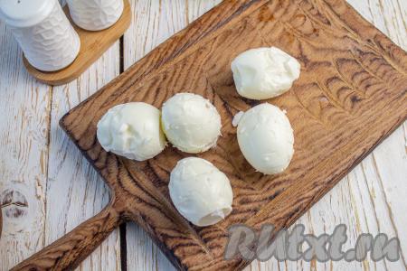 Прежде всего сварите вкрутую яйца (с момента закипания воды варите их 9-10 минут), затем опустите в холодную воду, а после остывания очистите.&nbsp;