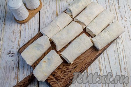 Аналогично сформируйте все рулетики из лаваша с начинкой из зелёного лука и яиц.