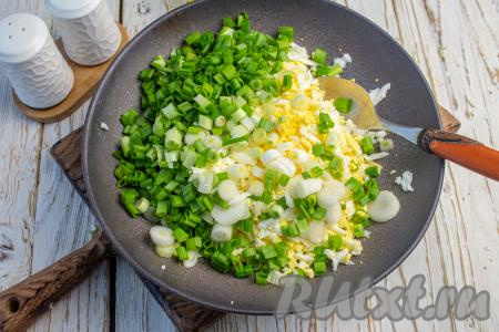 Промойте зелёный лук, обсушите его, нарежьте мелко и переложите к яйцам.&nbsp;