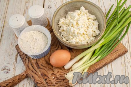 Подготовьте необходимые ингредиенты для приготовления ленивых вареников с творогом и зелёным луком.