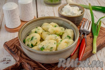 Затем вареники достаньте из кастрюльки при помощи шумовки, выложите в глубокую тарелку. Аппетитные, ароматные, вкусные ленивые вареники, приготовленные с творогом и зелёным луком, подавайте к столу горячими, дополнив сметаной и небольшим кусочком сливочного масла.