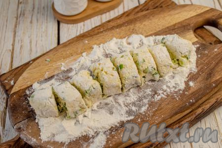 Тесто разделите на две части. Из каждой части творожного теста сформируйте "колбаску" и нарежьте на небольшие кусочки. Кусочки можно дополнительно обвалять в муке.