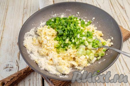 Зелёный лук промойте, обсушите и нарежьте мелко, добавьте к творожной массе.