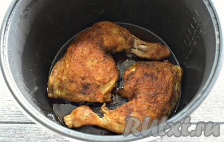 Мультиварку закрываем крышкой. Включаем программу "Выпечка" на 20 минут. Готовим до окончания программы.