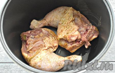 В чашу мультиварки вливаем растительное масло. Включаем режим "Жарка" на 25 минут (я готовила в мультиварке "Редмонд"). Когда масло разогреется (прозвучит звуковой сигнал), выкладываем в чашу куриные окорочка. Мультиварку закрываем крышкой. Жарим окорочка 15 минут.