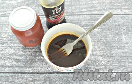 Пока окорочка обжариваются в мультиварке, приготовим соус. В пиалу выливаем соевый соус. Добавляем к нему томатный соус (или кетчуп) и хорошо перемешиваем томатно-соевый соус.