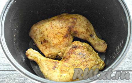 Крышку открываем, окорочка переворачиваем на вторую сторону.&nbsp;Мультиварку снова закрываем крышкой. Продолжаем жарить окорочка оставшиеся 10 минут.