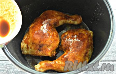 По окончании программы "Жарка" открываем мультиварку. Поджаренные окорочка поливаем сверху томатно-соевым соусом.