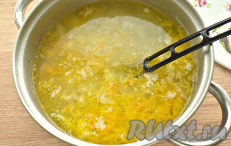 После того как капуста проварится минут 20, добавляем в кастрюлю обжаренные овощи, перемешиваем, продолжаем варить 5 минут.