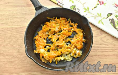 В сковороде разогреваем растительное масло. Перекладываем в горячее масло морковку с луком. Периодически перемешивая, обжариваем овощи на сковороде, примерно, 5 минут на среднем огне.