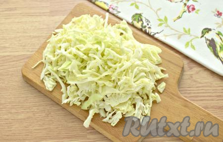 С капусты снимаем верхние повреждённые листочки, срезаем кочерыжку. Тонко шинкуем капусту и добавляем в кастрюлю. Варим вместе с картошкой 20 минут.