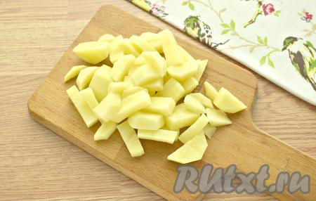 Наливаем в кастрюлю 1,7-2 литра воды, ставим на сильный огонь, после закипания солим. Очищенные картошины, нарезанные на небольшие брусочки, перекладываем в кипящую воду. После закипания, уменьшив огонь, варим 5 минут.