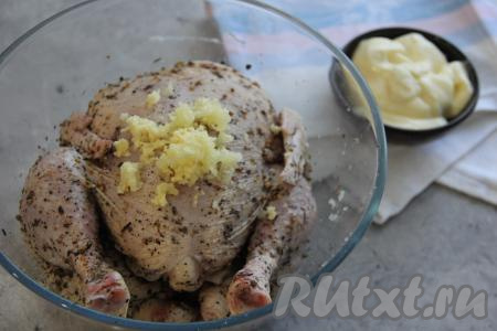 Чеснок пропустить через пресс. Хорошо натереть кожу курочки измельчённым чесноком со всех сторон.