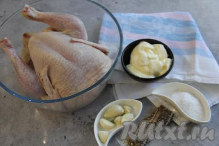 Подготовить продукты для приготовления курицы в майонезе с чесноком целиком в духовке. Тушку курицы промыть под проточной водой и обсушить бумажным полотенцем. Чеснок почистить.
