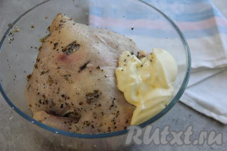 Обмазать курочку со всех сторон майонезом и оставить мариноваться минимум на 2 часа.