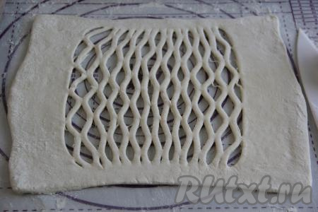 Второй пласт теста нарезать на полоски или сделать решётку с помощью фигурного ножа.