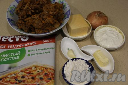 Разморозить при комнатной температуре слоёное тесто. Лук и чеснок почистить. У меня были предварительно отваренные и замороженные лисички. Я их заранее разморозила. Если у вас свежие лисички, то с них следует удалить мусор, промыть, а затем, если грибочки крупные, нарезать их на части.