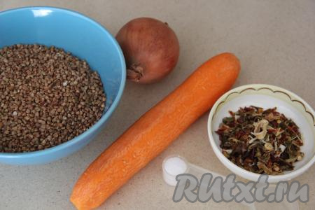 Подготовить продукты для приготовления гречки по-купечески без мяса. Лук и морковь почистить. Гречку перебрать и промыть под водой.