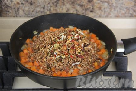 Затем всыпать гречку в сковороду. Добавить соль и сушёные овощи (или другие специи).