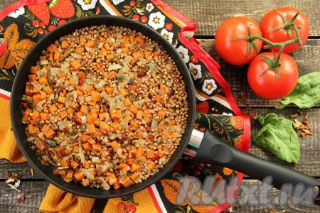 Затем убрать с огня и дать настояться минут 15 под крышкой. Гречка по-купечески, приготовленная без добавления мяса, получается пропаренной, рассыпчатой и очень вкусной.