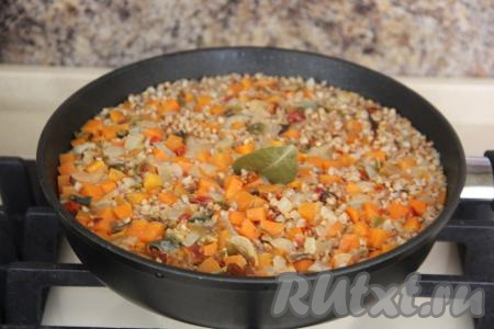 Готовить гречку с овощами минут 20 (до полного испарения воды).