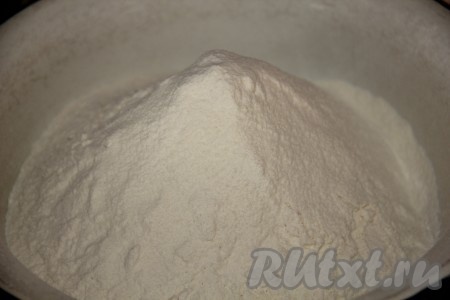 Постепенно добавляем муку. Очень важно не добавить больше муки, чем указано в рецепте. Из-за лишней муки пончики могут потерять пористость и воздушность.